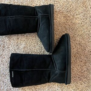 Excellent condition black BearPaw fleece lined boots. Size Women’s 9.